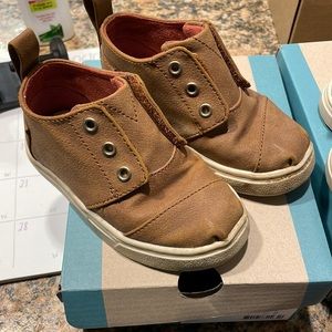 Tom’s toddler boots size 6